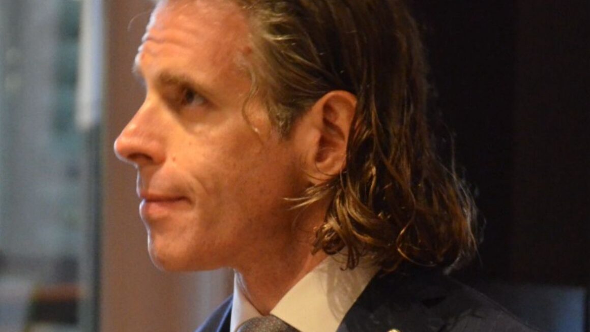 Intervista al Cavaliere Domenico De Rosa: Ferrari crolla in Borsa. Il mito non basta più quando parla di elettrico. L’Europa continua a inseguire un’ideologia che distrugge la ragione industriale